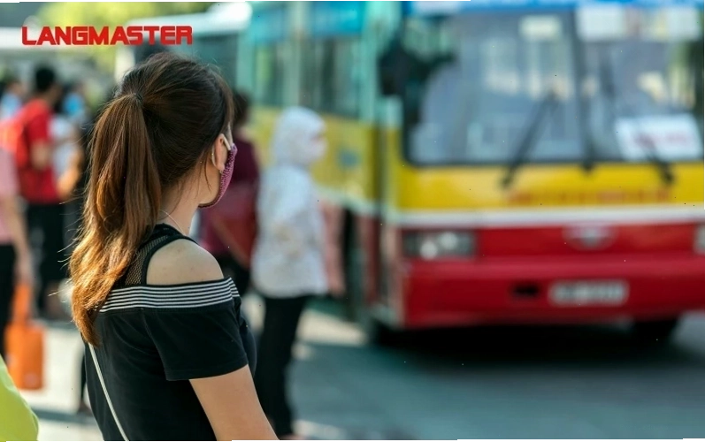 Minh họa một bến xe buýt hiện đại với nhiều xe đỗ