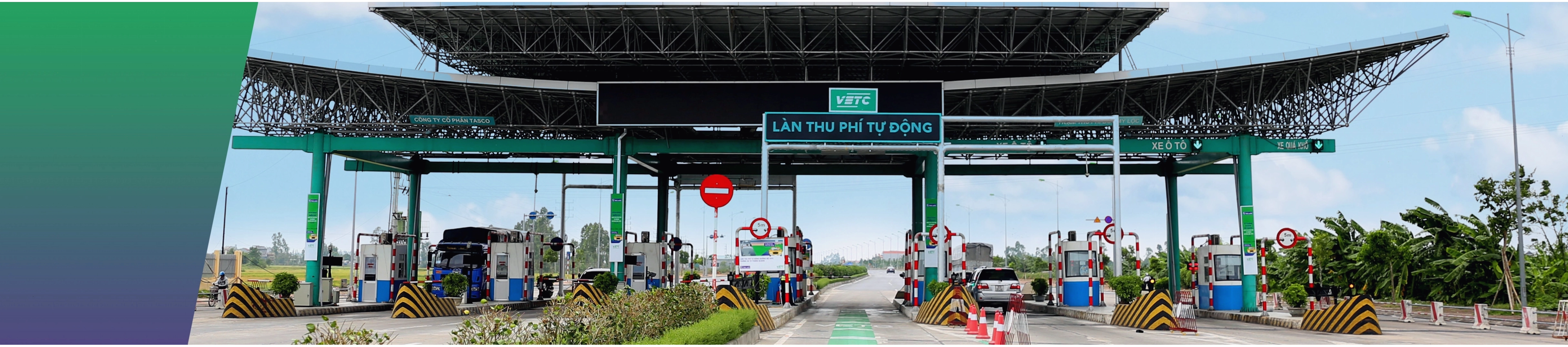Minh họa xe đang di chuyển qua trạm thu phí VETC tự động