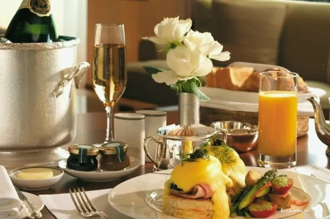 Món ăn Room Service được bài trí đẹp mắt trên khay