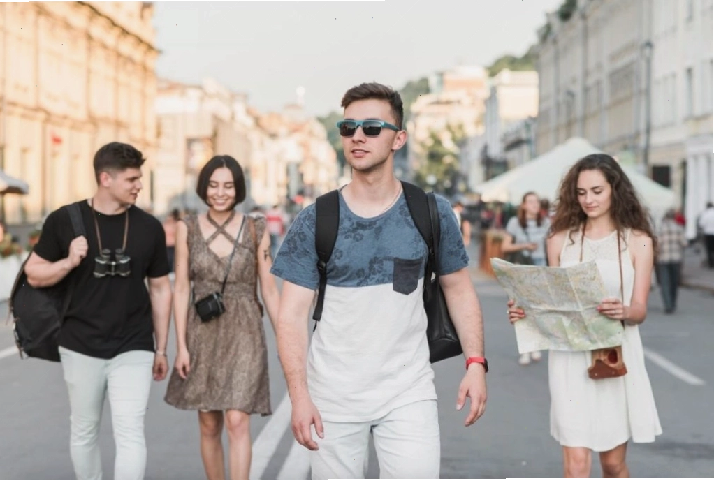 Một bãi biển đông đúc với nhiều du khách tận hưởng kỳ nghỉ dưỡng
