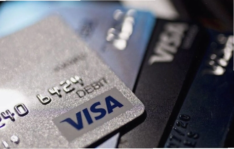Một người sử dụng thẻ visa để thanh toán quốc tế