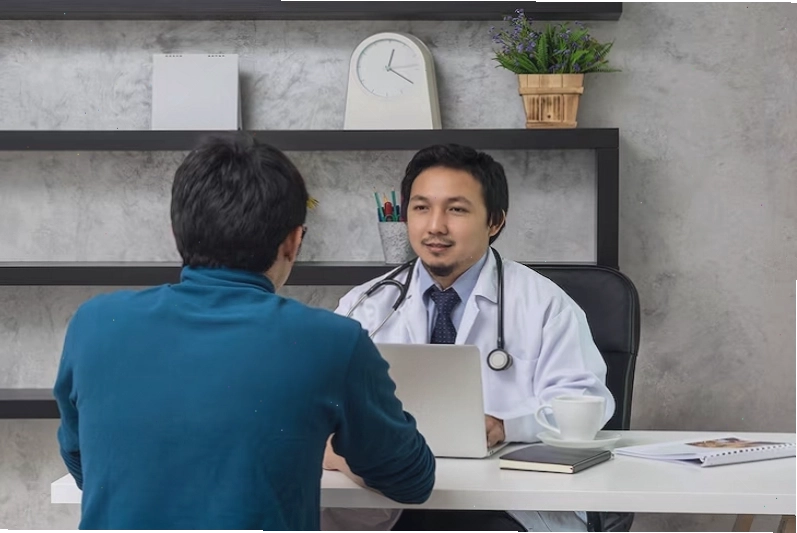 Nam giới nên tham khảo ý kiến bác sĩ chuyên khoa trước khi dùng xịt chống xuất tinh sớm
