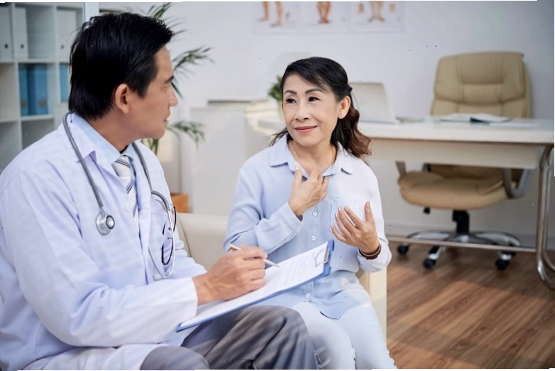 Nên gặp bác sĩ thăm khám để biết chính xác bị mèo cắn chảy máu có cần tiêm phòng không
