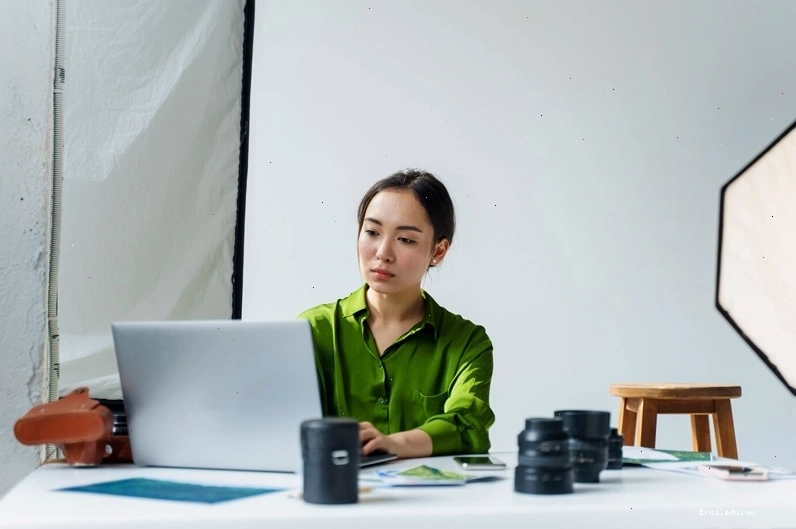 Ngồi làm việc đúng tư thế và trong không gian đủ ánh sáng