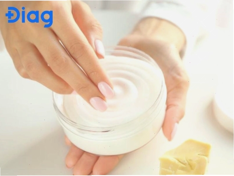 Người bệnh thoa kem dưỡng dịu nhẹ lên vùng da bị ngứa