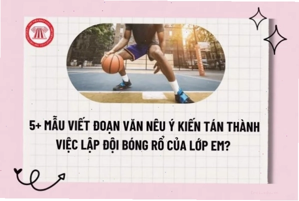 Người chơi bóng rổ đang ăn nhẹ