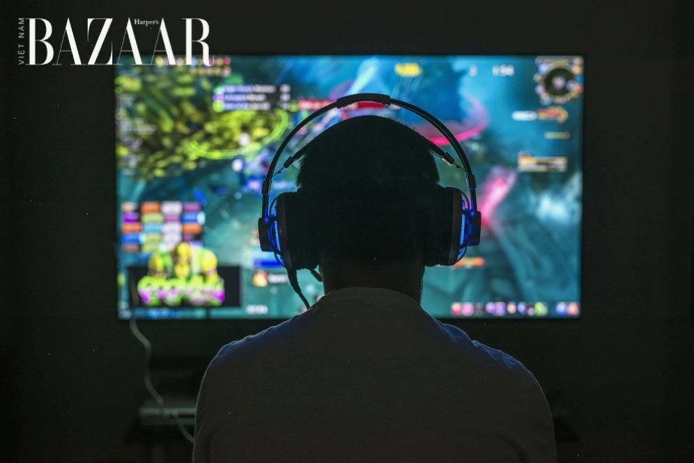 Người chơi game với đôi mắt mệt mỏi và quầng thâm do thiếu ngủ