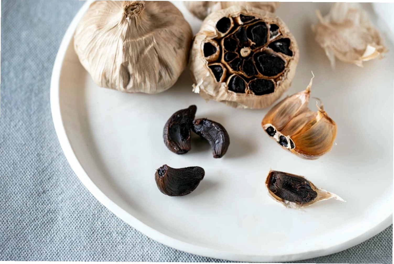 Người có vấn đề về đông máu, phụ nữ có thai, cho con bú và người chuẩn bị phẫu thuật nên tránh tỏi đen