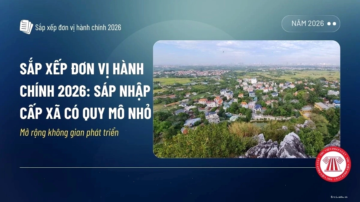 Người dân lên phà chở xe máy qua sông