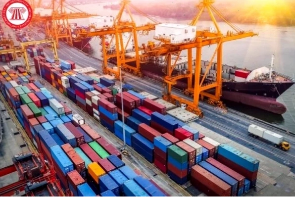 Người dân vất vả gánh nước sinh hoạt trong mùa khô hạn
