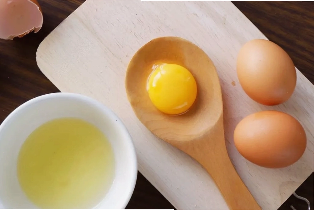 Người đang ăn lòng trắng trứng sống