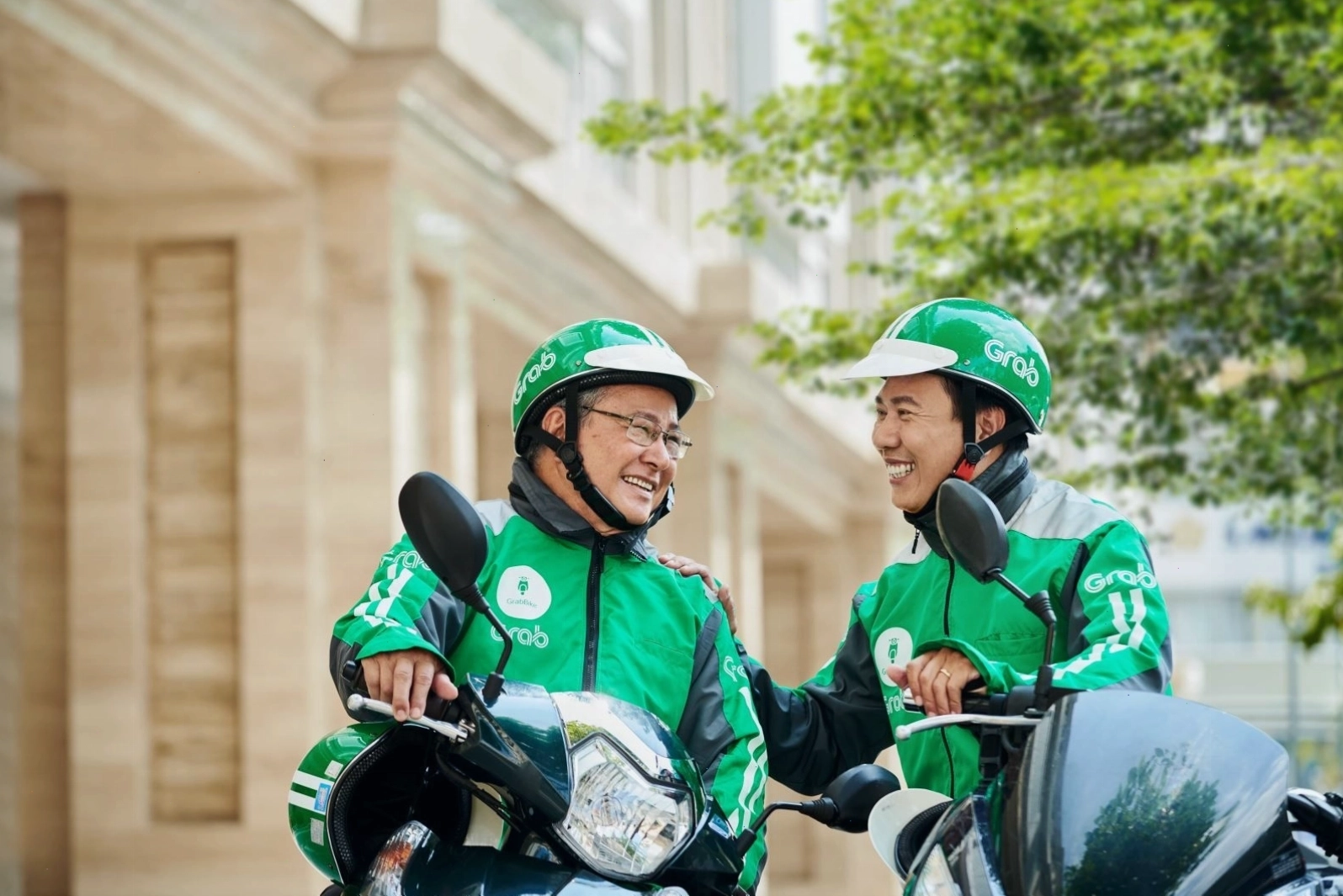 Người dùng vui vẻ khi sử dụng ứng dụng Grab
