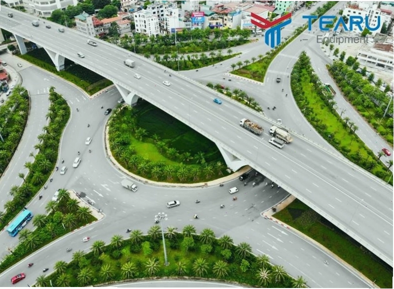 Người lái xe đang quan sát tình hình giao thông trước khi tiến vào giao lộ