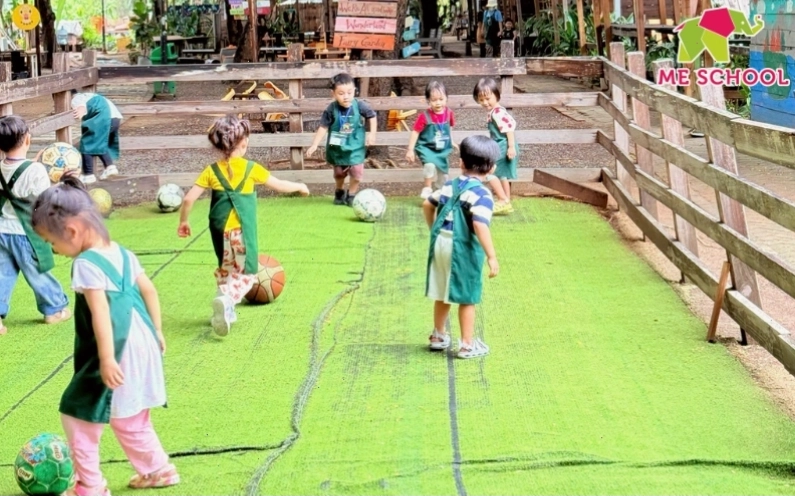 Người lớn giám sát trẻ chơi đùa