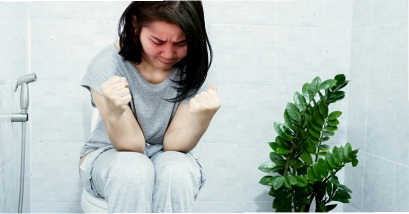 Người phụ nữ đang chuẩn bị súp lơ xanh để nấu ăn
