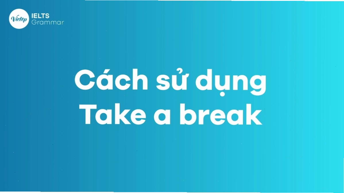 Người phụ nữ lên kế hoạch cho chuyến đi trên bản đồ