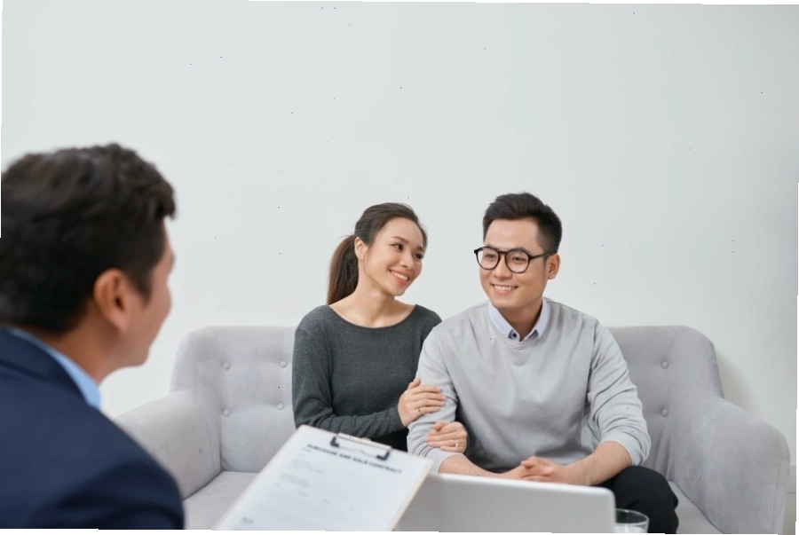 Người phụ nữ xem xét hợp đồng bảo hiểm nhân thọ