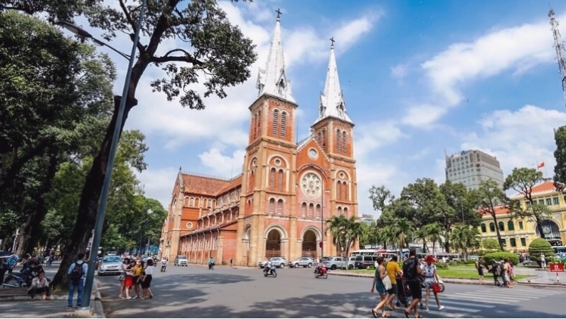 Nhà thờ Đức Bà kết hợp phong cách Roman và Gothic độc đáo