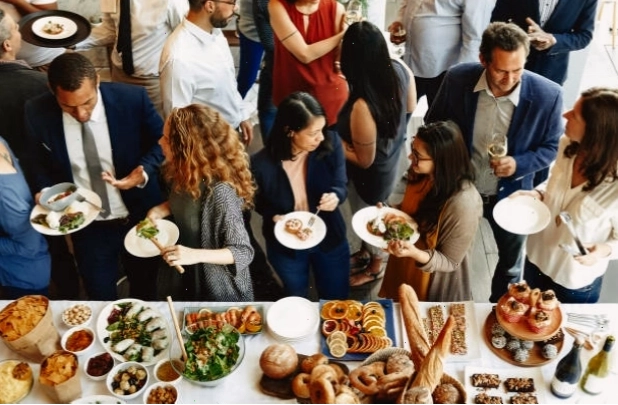 Nhân viên banquet đang hoàn tất công việc chuẩn bị