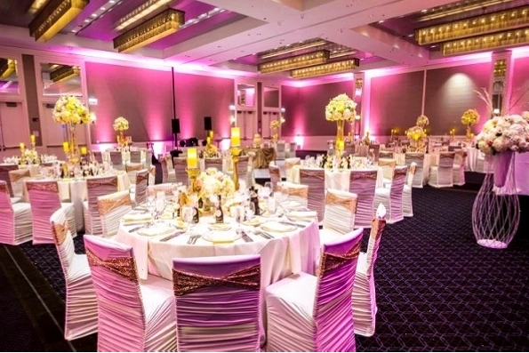 Nhân viên banquet đang phục vụ món ăn cho khách