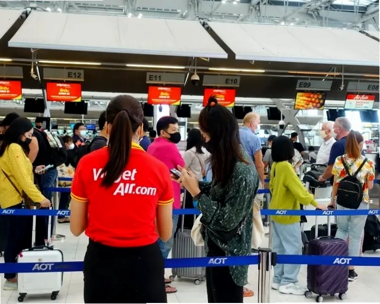 Nhân viên của hãng sẽ hỗ trợ giải đáp nhanh chóng các thắc mắc liên quan đến lý do delay máy bay là gì và quyền lợi của hành khách