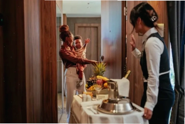 Nhân viên giao tiếp tiếng Anh với khách nước ngoài