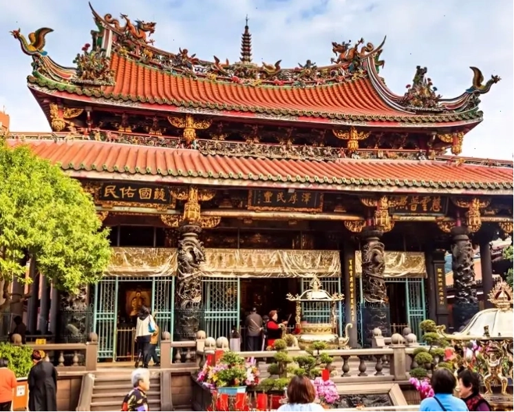 Nhân viên hàng không hỗ trợ hành khách tại quầy thông tin