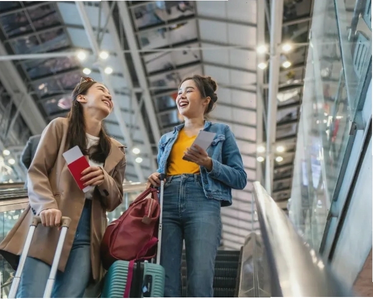 Nhân viên hàng không hỗ trợ hành khách tại sân bay