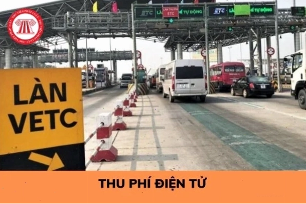 Nhân viên hỗ trợ người dùng đăng ký dịch vụ thu phí điện tử không dừng Epass