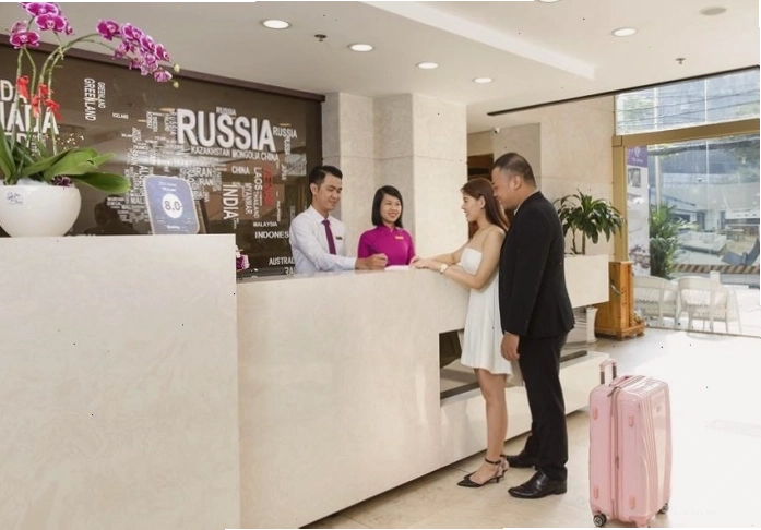 Nhân viên lễ tân chuyên nghiệp chào đón khách