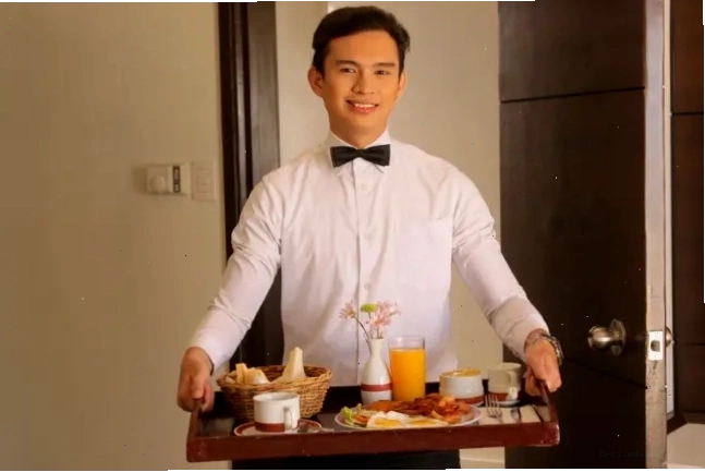 Nhân viên lễ tân nhận yêu cầu Room Service qua điện thoại