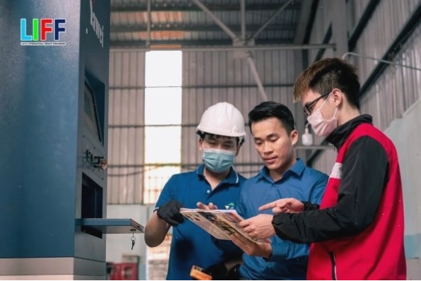 Nhân viên logistics đang kiểm tra hàng hóa