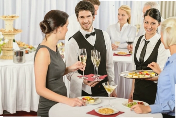 Nhân viên phục vụ chuyên nghiệp trong một buổi tiệc cocktail