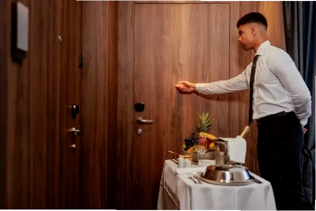 Nhân viên Room Service gõ cửa phòng khách