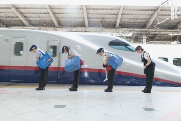 Nhân viên vệ sinh đảm bảo sự sạch sẽ trên tàu Shinkansen