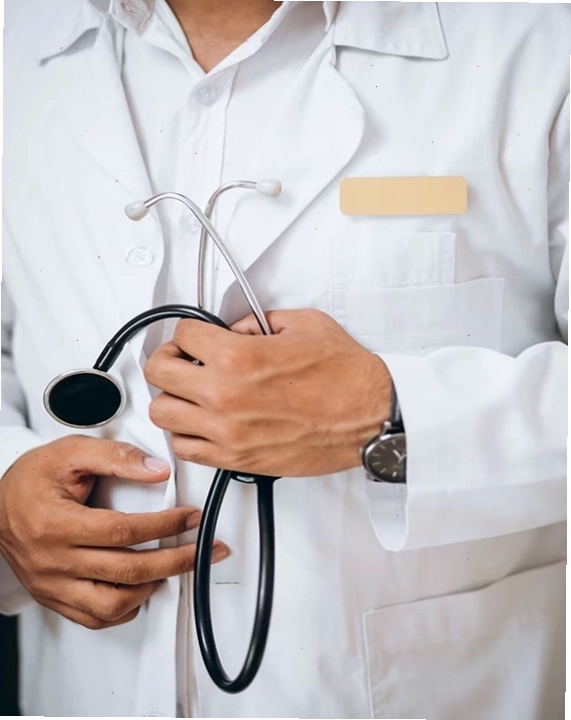Nhân viên y tế thực hiện xét nghiệm trong phòng lab