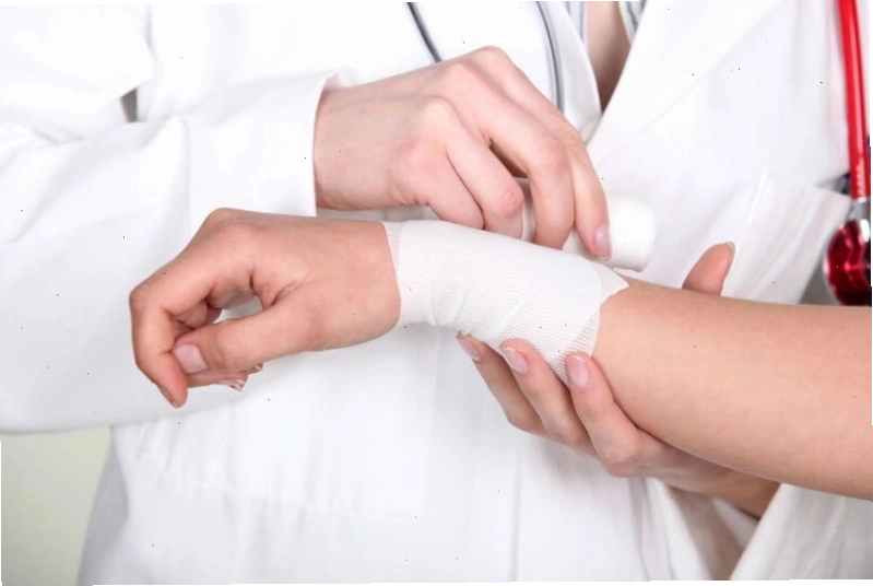 Nhanh chóng đến cơ sở y tế để được chẩn đoán chính xác tình trạng trật khớp cổ tay và có hướng điều trị kịp thời