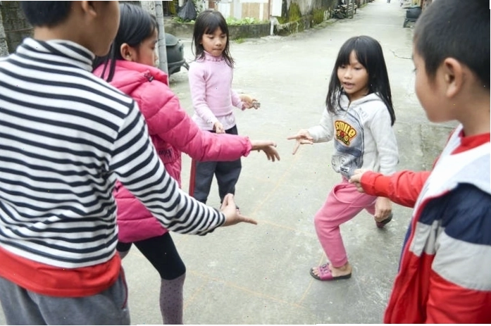 Nhảy lò cò là trò chơi vận động thú vị cho trẻ em