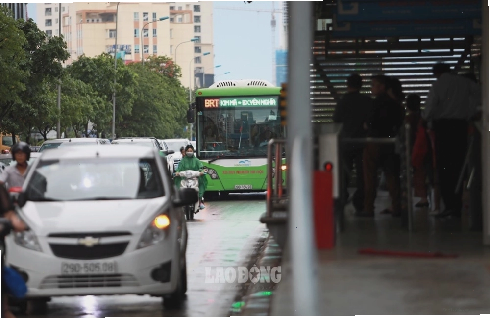 Nhiều phương tiện bất chấp đi vào làn BRT