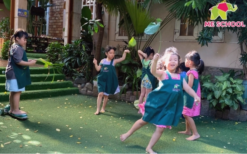 Nhóm trẻ mầm non đang chơi trò chơi tập thể
