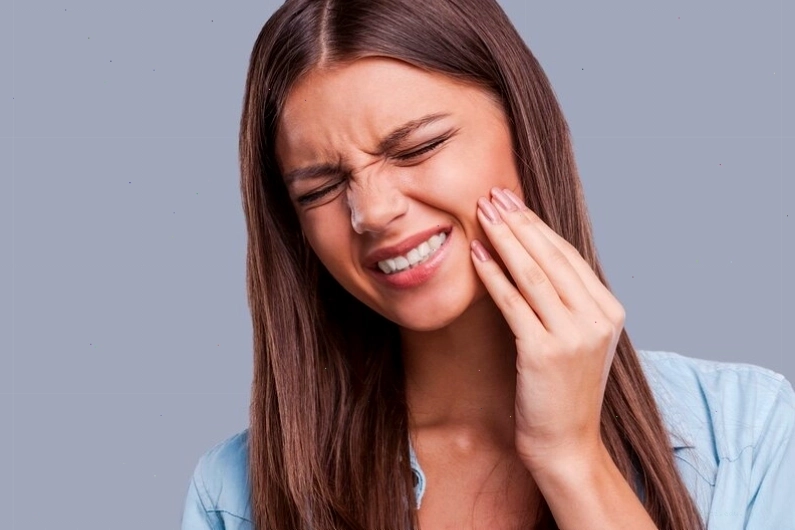 Nhức răng là triệu chứng thường gặp của các bệnh lý răng miệng như sâu răng và viêm nướu