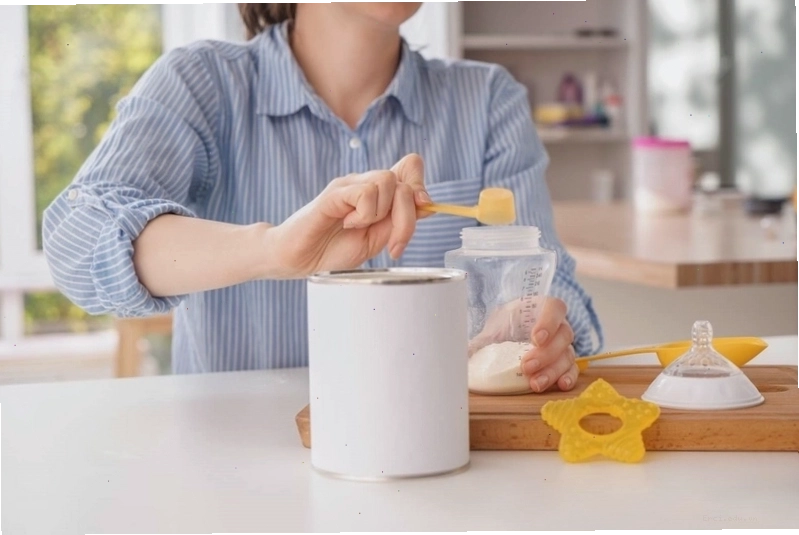 Pha sữa công thức không đúng cách gây nguy cơ nhiễm khuẩn