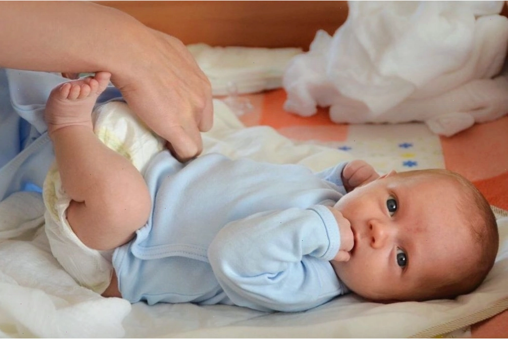 Phân trẻ sơ sinh khi bú sữa mẹ có màu vàng nhạt