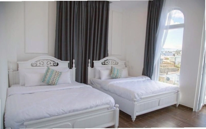 Phòng ngủ lãng mạn tại Red Eden Villa với view thành phố