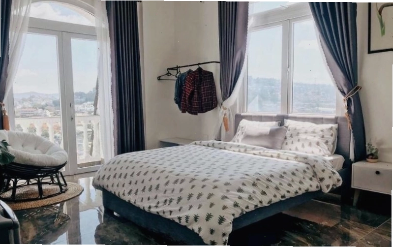 Phòng ngủ Sally Villa với view toàn cảnh Đà Lạt