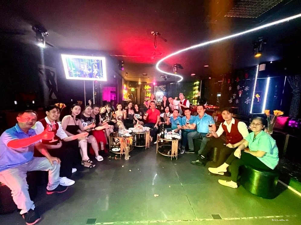 Phòng Trà Dubai mang đến một không gian vui nhộn, náo nhiệt