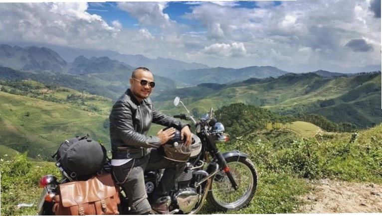 Phượt thủ trao đổi với người dân địa phương
