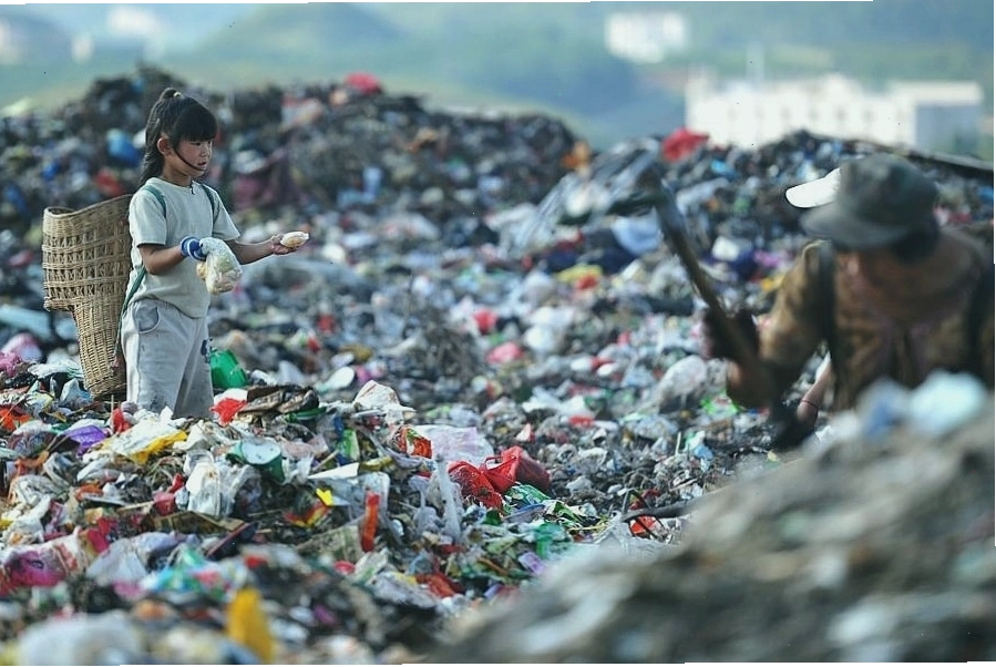 Rác thải nhựa là một trong những nguyên nhân chính gây ô nhiễm đất