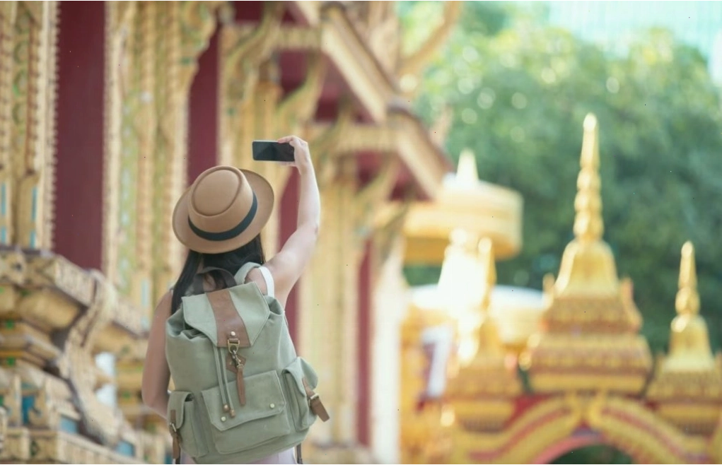 Rác thải nhựa trên bãi biển do hoạt động du lịch gây ra