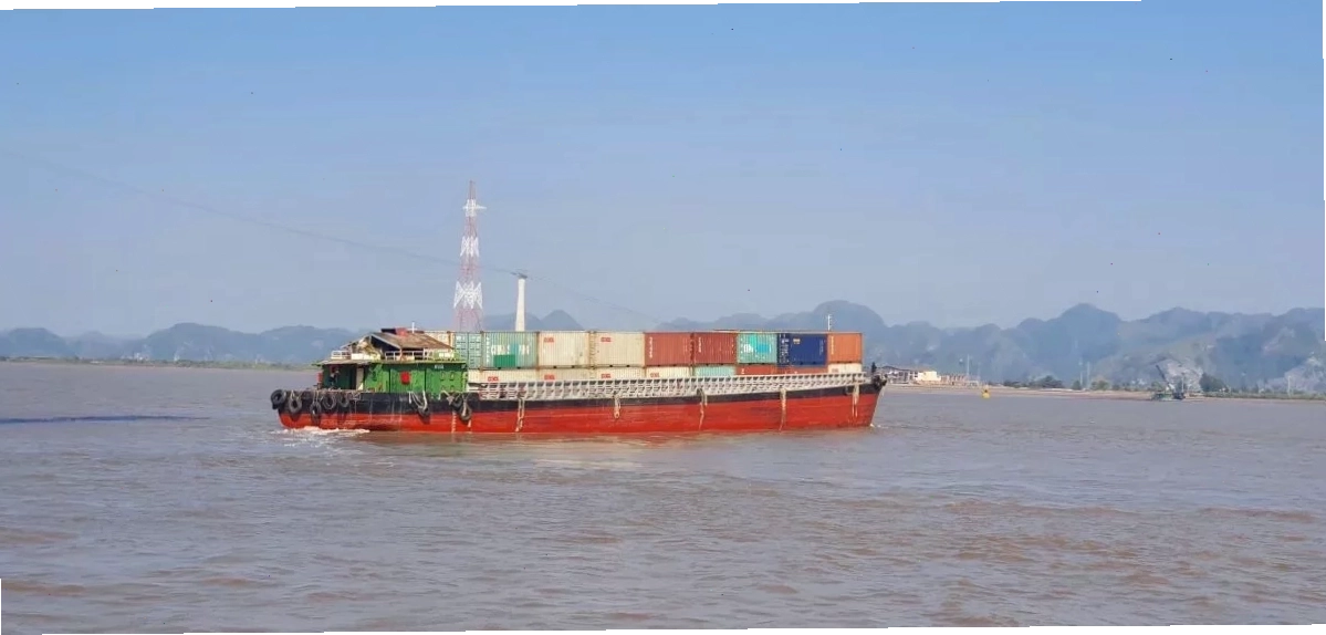 Sà lan Nam Dương chở container trên sông